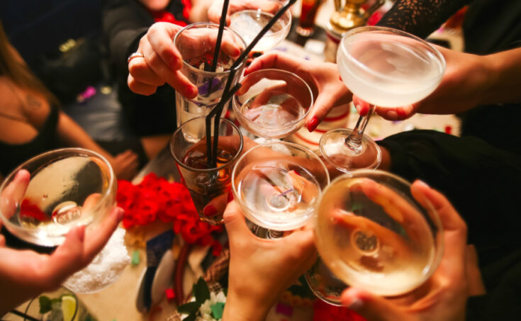 Пьет и не пьянеет: на каких женщин не действует алкоголь