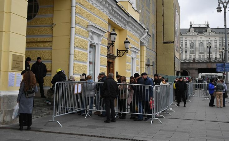 Очередь за билетами в кассу Большого театра. Михаил ФРОЛОВ