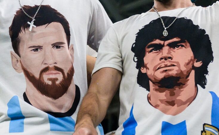 Изображения Месси и Марадоны на футболках аргентинских фанатов. Фото: Global Look Press.