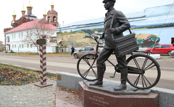 Памятник художнику в родном Хвалынске. Он посвящен поездке Петрова-Водкина в Европу на велосипеде в 1901 году. Вадим ШЕРСТЕНИКИН