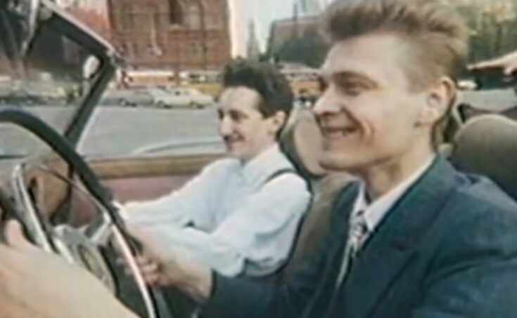 Сергей Лапин за рулем автомобиля, кадр из клипа группы 